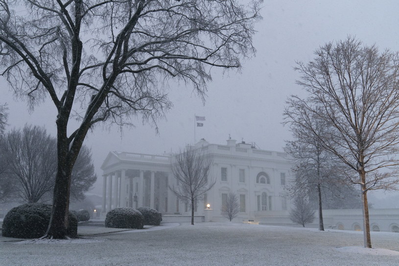 Burza śnieżna sparaliżowała Waszyngton. /PAP/EPA/CHRIS KLEPONIS / POOL /PAP/EPA