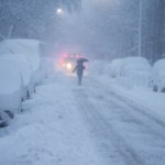 burza śnieżna Burza śnieżna uderzyła w USA. Zamknięte szkoły, odwołane loty i tysiące ludzi bez prądu