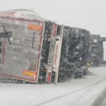 Burza śnieżna w Warszawie. Wiatr przewracał ciężarówki