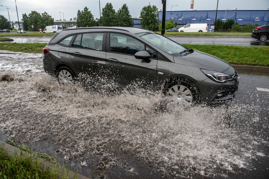 Alerty RCB pierwszego i drugiego stopnia. Deszcz, burze i grad