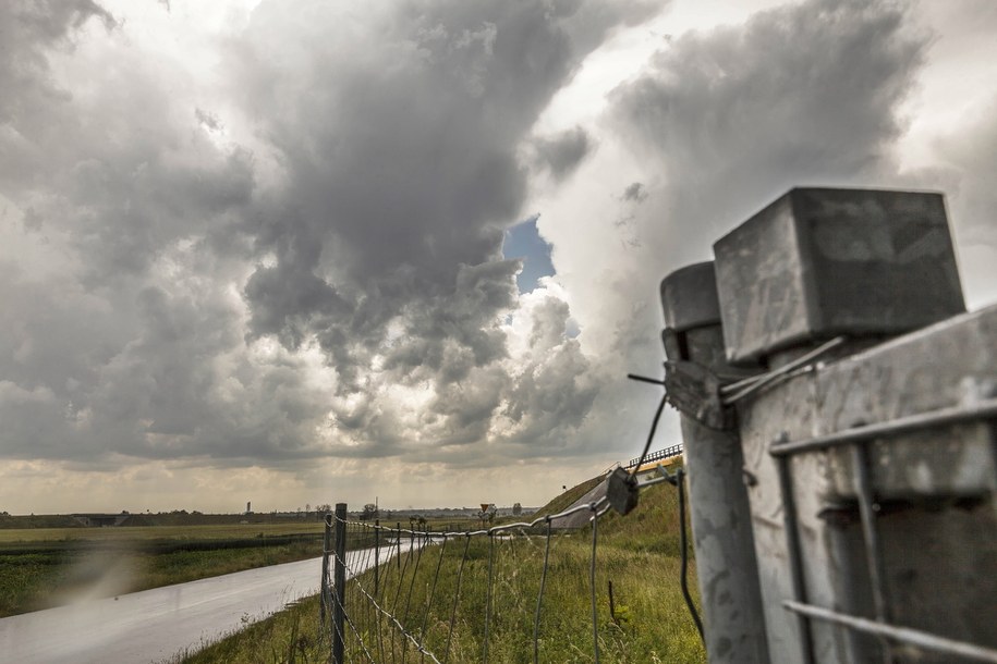 Burza w okolicy trasy S8 na Dolnym Śląsku /Aleksander Koźmiński /PAP