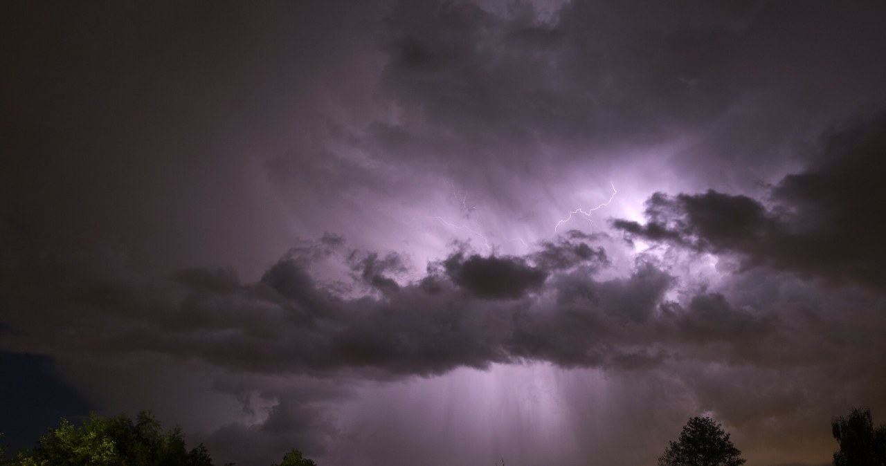 Burze będą możliwe zarówno w sobotę, jak i w niedzielę /Tomasz Kawka /East News