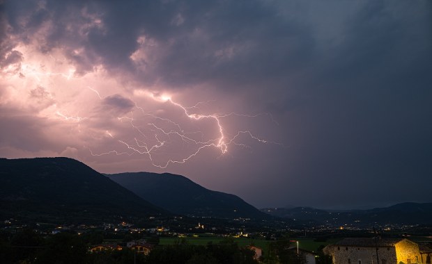 Burze, grad i trąby powietrzne. IMGW wydaje alerty 