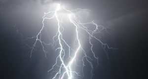 Burze, lokalnie grad. Ostrzeżenia dla czterech województw