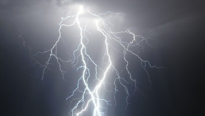 Burze, lokalnie grad. Ostrzeżenia dla czterech województw