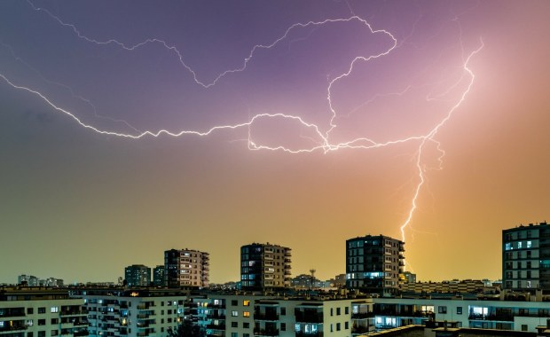 Burze, możliwe podtopienia. Alert dla mieszkańców 10 województw