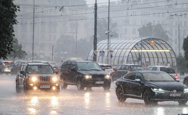 Burze nad Polską. Zerwane dachy i podtopione ulice w Warszawie 