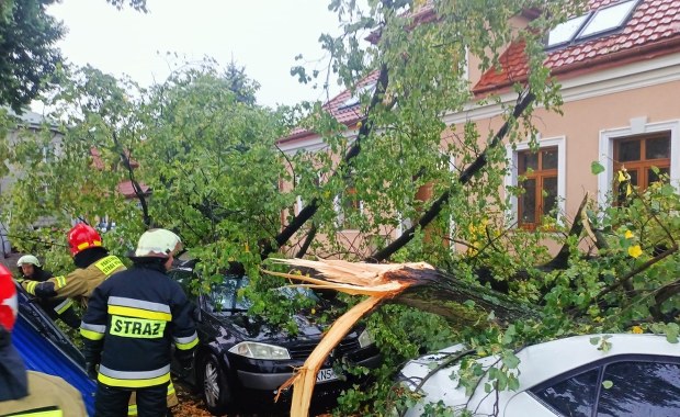 Burze nad Polską. Zerwane linie energetyczne, szkwał na jeziorze