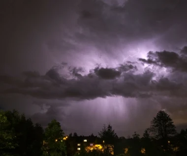 Burze nie odpuszczają. Alerty dla siedmiu województw