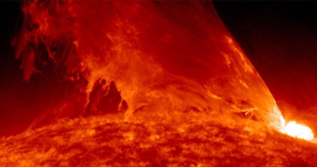 Burze słoneczne potrafią być gwałtowne. Przed ich wpływem chroni nas strumień plazmy /NASA
