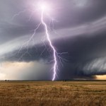 Burze uderzą dziś w pięć województw. IMGW: Możliwy też grad