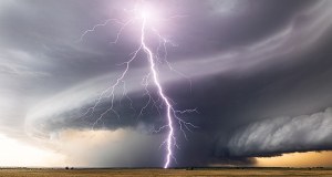 Burze uderzą dziś w pięć województw. IMGW: Możliwy też grad