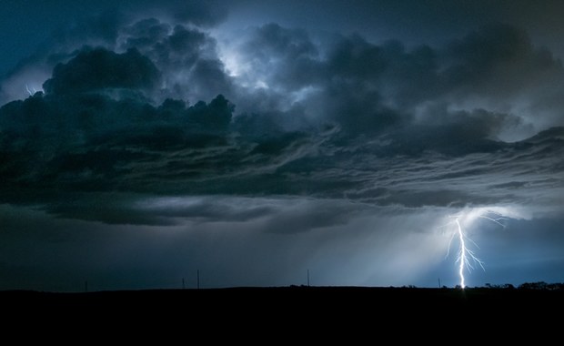 Burze, ulewny deszcz i silny wiatr. RCB wysyła alerty