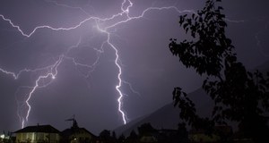 Burze z gradem i silny wiatr! IMGW wydaje alerty 