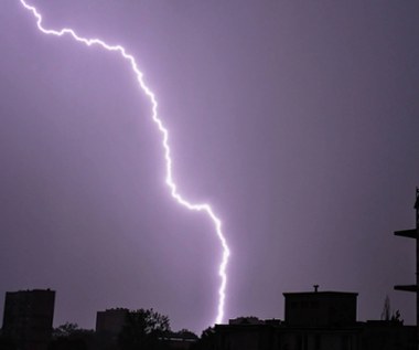 Burze z gradem i silnym wiatrem. RCB ostrzega 5 województw