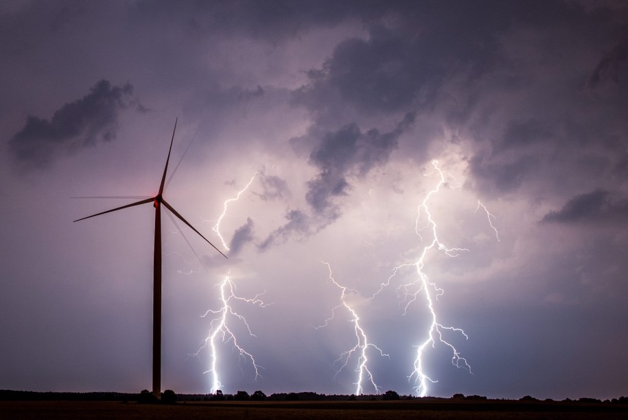 Burze z gradem mają mieć charakter lokalny /PATRICK PLEUL  /PAP