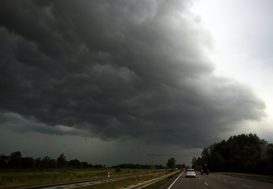 Burze z gradem spodziewane są równiż dzisiaj /JAN WOITAS /PAP/EPA