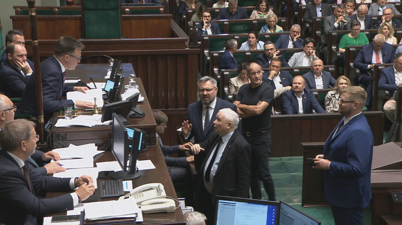 Burzliwa dyskusja w Sejmie. Wiemy, o czym rozmawiali Kaczyński z Hołownią