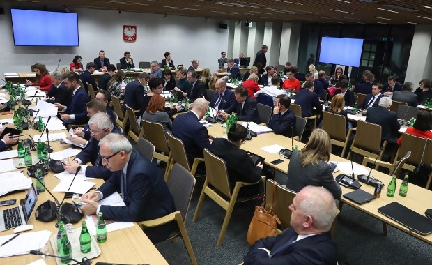 Burzliwe obrady komisji sprawiedliwości. Nad ranem przyjęto ustawę dyscyplinującą sędziów