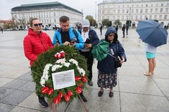 Burzliwe uroczystości pod pomnikiem Ofiar Tragedii Smoleńskiej w Warszawie