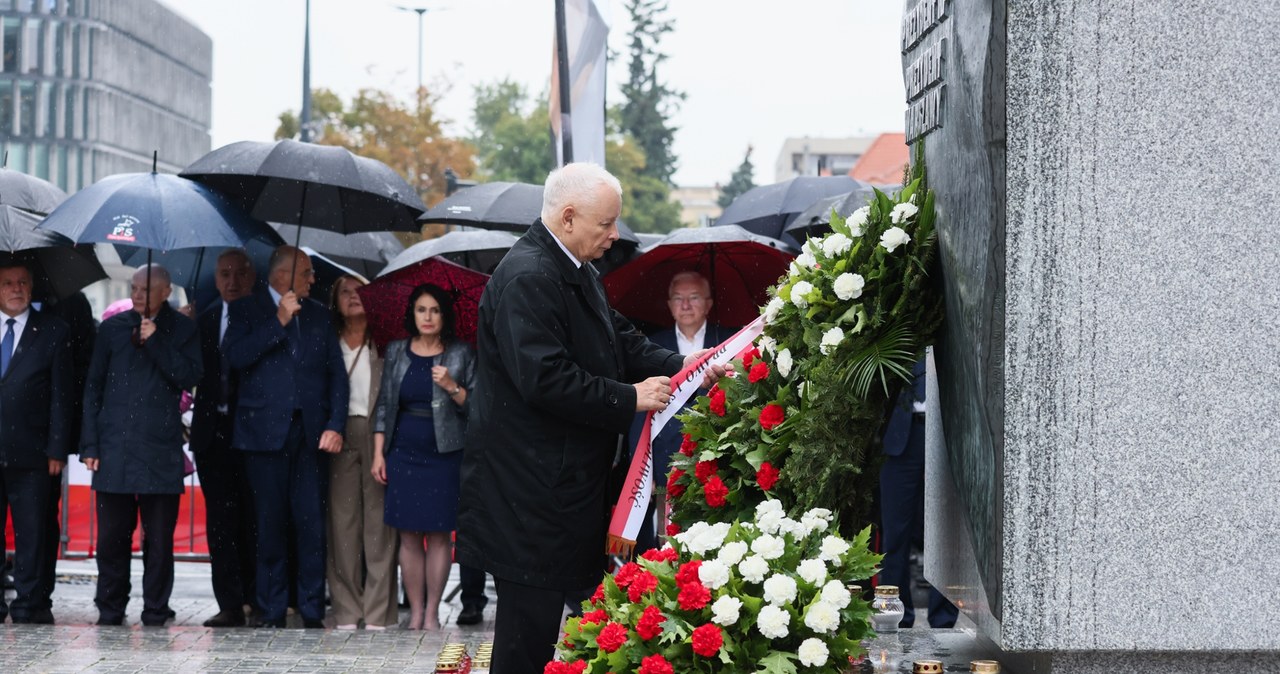 Burzliwe uroczystości pod pomnikiem Ofiar Tragedii Smoleńskiej w Warszawie