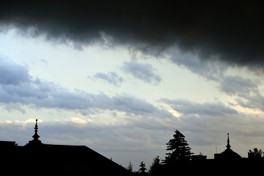 Burzowe chmury nad Przemyślem /Darek Delmanowicz /PAP