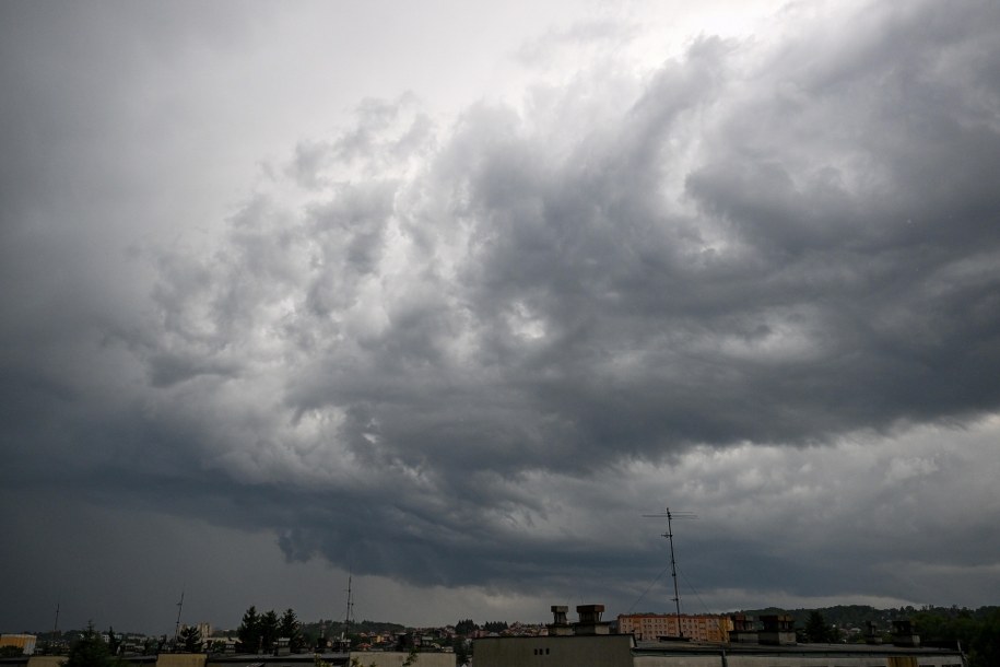 Burzowe chmury nad Przemyślem /Darek Delmanowicz /PAP