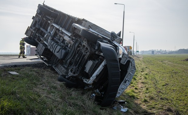 Bus dachował na drodze krajowej. Kilka osób poszkodowanych