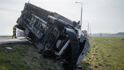 Bus dachował na drodze krajowej. Kilka osób poszkodowanych
