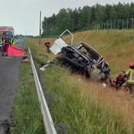 Bus dachował na S7. Dwie osoby zginęły, są ranni