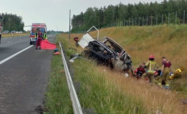 Bus dachował na S7. Dwie osoby zginęły, są ranni