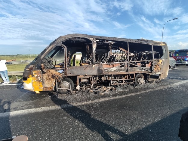 Bus, który spłonął w rejonie skrzyżowania autostrady A1 i drogi ekspresowej S1 /Gorąca Linia RMF FM