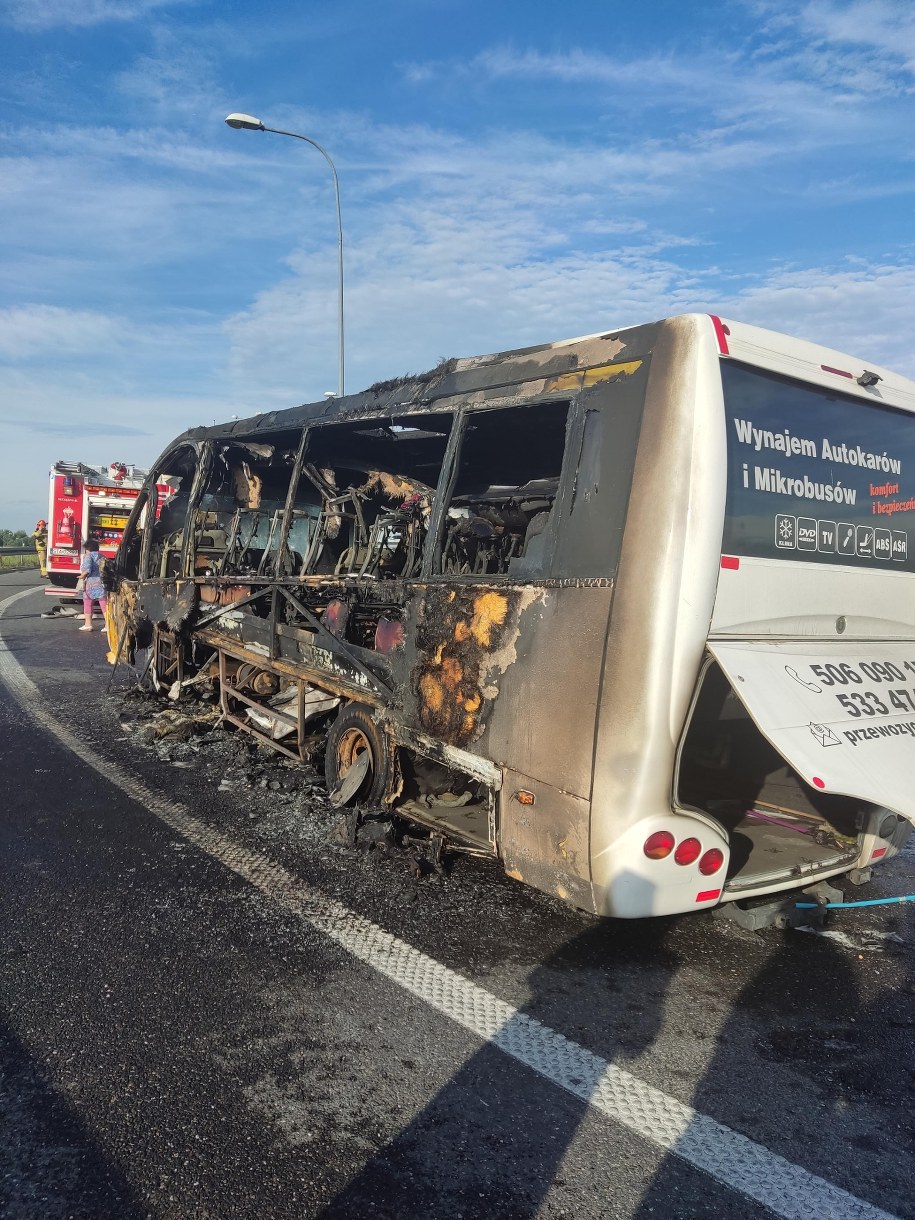 Bus, który spłonął w rejonie skrzyżowania autostrady A1 i drogi ekspresowej S1 /Gorąca Linia RMF FM