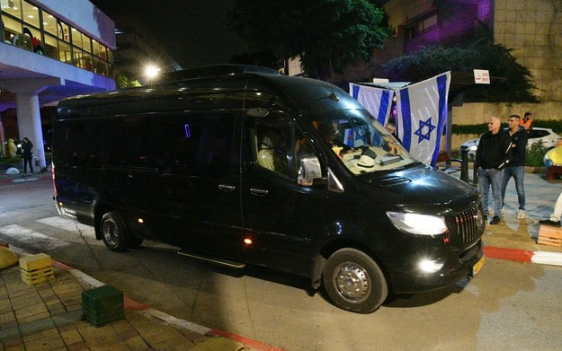 Bus przewożący zakładników uwolnionych ze Strefy Gazy /JINI /East News