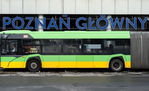 "Bus surfing" w Poznaniu. Do sieci trafił film ukazujący skrajną nieodpowiedzialność