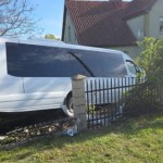 Bus szkolny uderzył w ogrodzenie budynku. Ranne są dzieci 