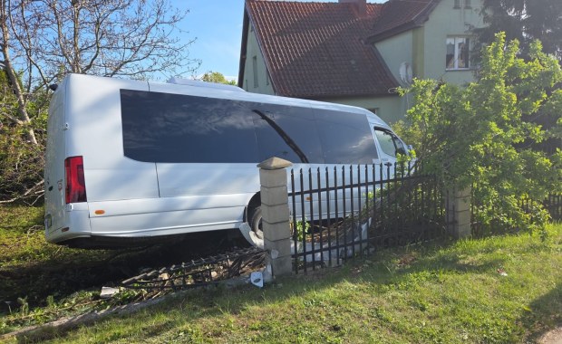 Bus szkolny uderzył w ogrodzenie budynku. Ranne są dzieci 