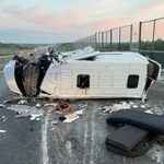 Bus uderzył w auto służby drogowej. 5 osób w ciężkim stanie