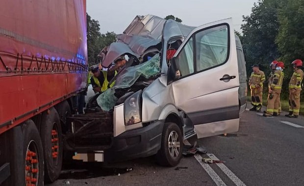 Bus uderzył w ciężarówkę. Jedna osoba zginęła, są ranni