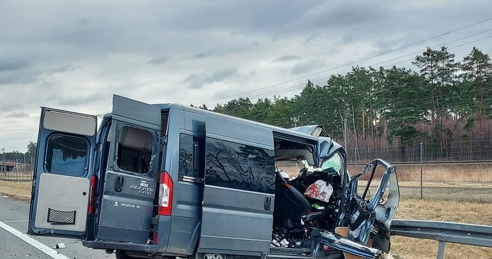 Bus uderzył w samochód ciężarowy /Policja