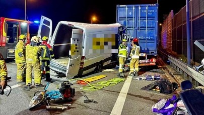 Bus wbił się w ciężarówkę. Makabryczny wypadek na S2