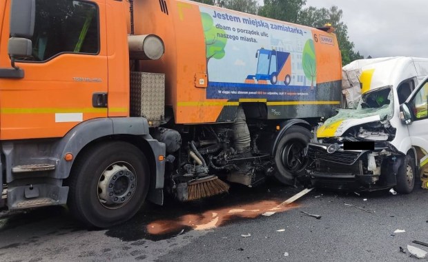 Bus wjechał w zamiatarkę. Poważny wypadek w Grudziądzu