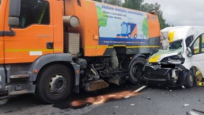 Bus wjechał w zamiatarkę. Poważny wypadek w Grudziądzu