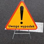 Bus wpadł w poślizg i uderzył w barierki na S8. Jedna osoba nie żyje, są ranni