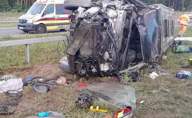 Bus z 10 osobami dachował po uderzeniu w ciężarówkę. Są ranni