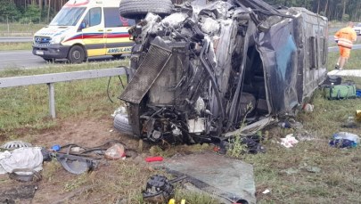 Bus z 10 osobami dachował po uderzeniu w ciężarówkę. Są ranni