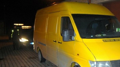 Bus z 12 nielegalnymi imigrantami zatrzymany w Augustowie