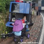 Bus z 9-osobową rodziną wjechał do rowu