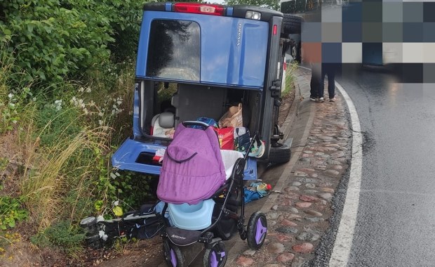 Bus z 9-osobową rodziną wjechał do rowu