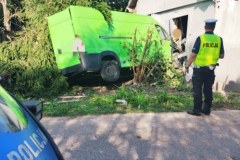 Bus z impetem wjechał w dom. W środku matka z trójką dzieci